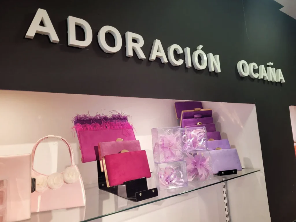Imagen de exhibidor con bolsos